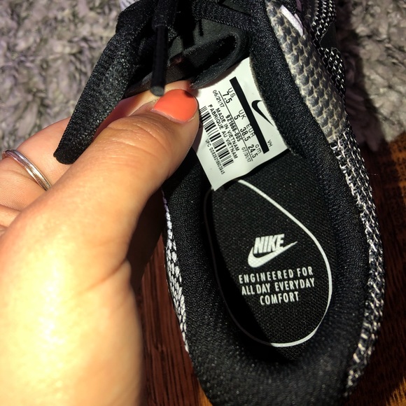 ❌SOLD❌ Women’s Nike Sneakers 👟 - Picture 4 of 5